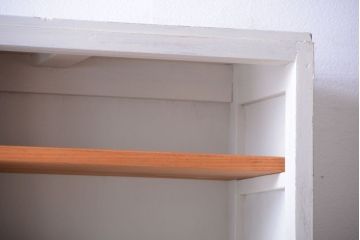 アンティーク家具　アンティークペイント　モールガラス入りのシンプルなカップボード