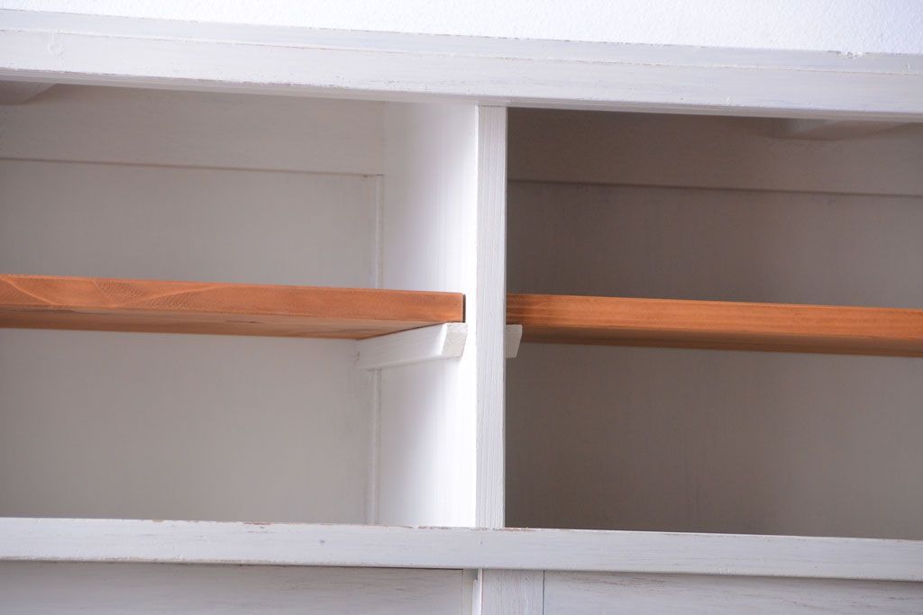 アンティーク家具　アンティークペイント　モールガラス入りのシンプルなカップボード