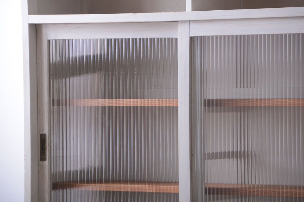 アンティーク家具　アンティークペイント　モールガラス入りのシンプルなカップボード