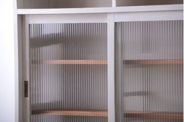 アンティーク家具　アンティークペイント　モールガラス入りのシンプルなカップボード