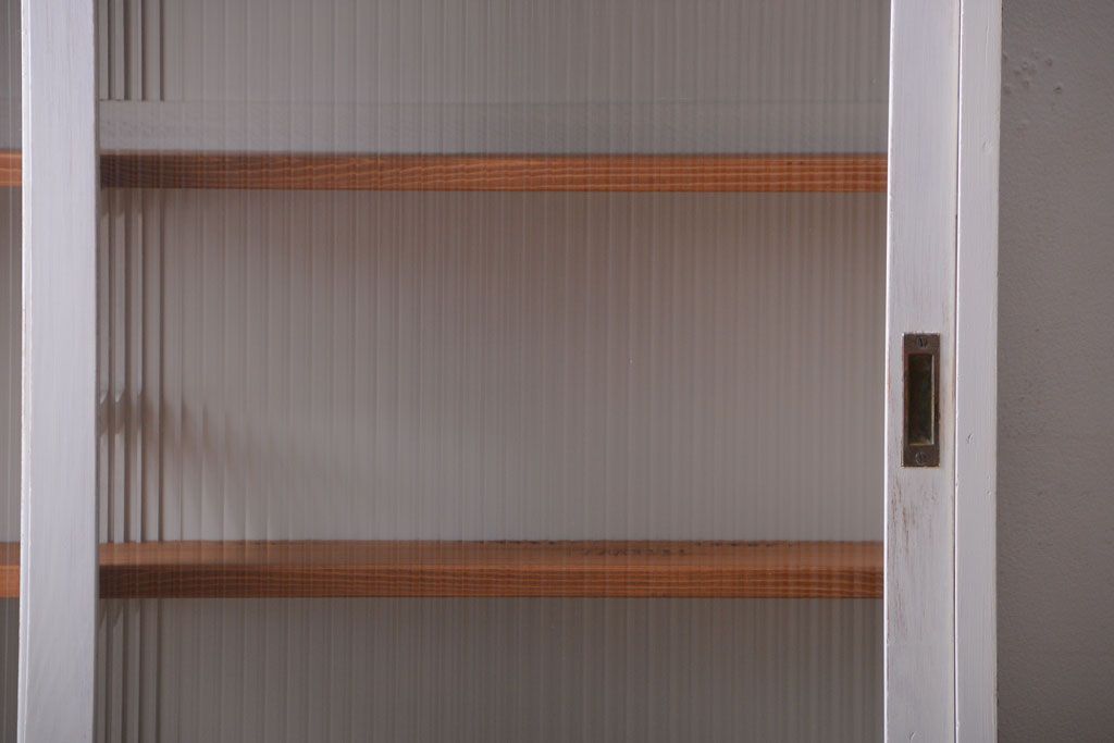 アンティーク家具　アンティークペイント　モールガラス入りのシンプルなカップボード