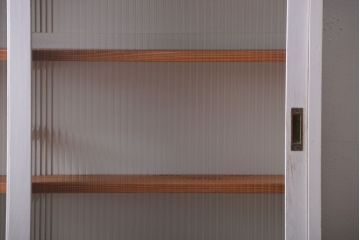 アンティーク家具　アンティークペイント　モールガラス入りのシンプルなカップボード