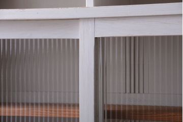 アンティーク家具　アンティークペイント　モールガラス入りのシンプルなカップボード