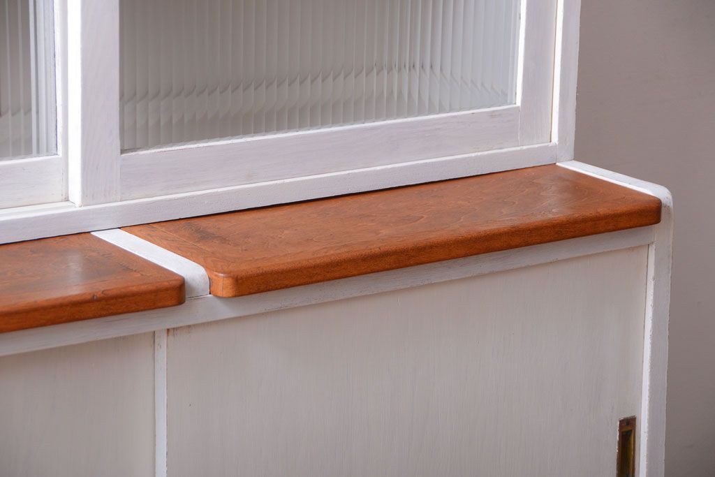 アンティーク家具　アンティークペイント　モールガラス入りのシンプルなカップボード