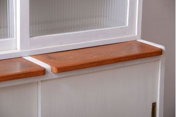 アンティーク家具　アンティークペイント　モールガラス入りのシンプルなカップボード