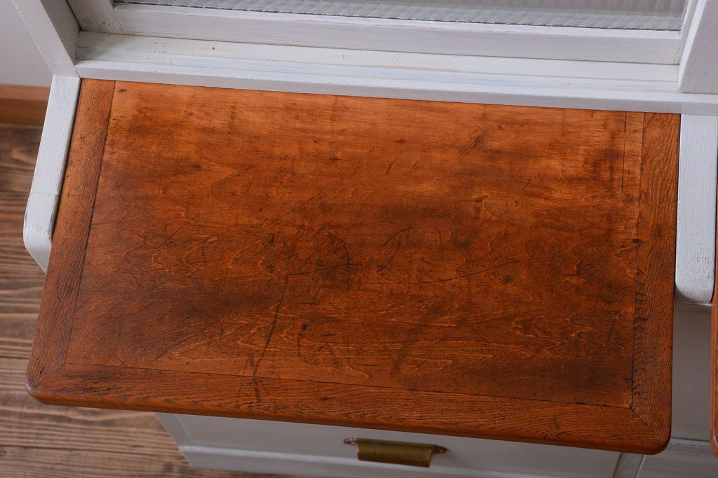 アンティーク家具　アンティークペイント　モールガラス入りのシンプルなカップボード