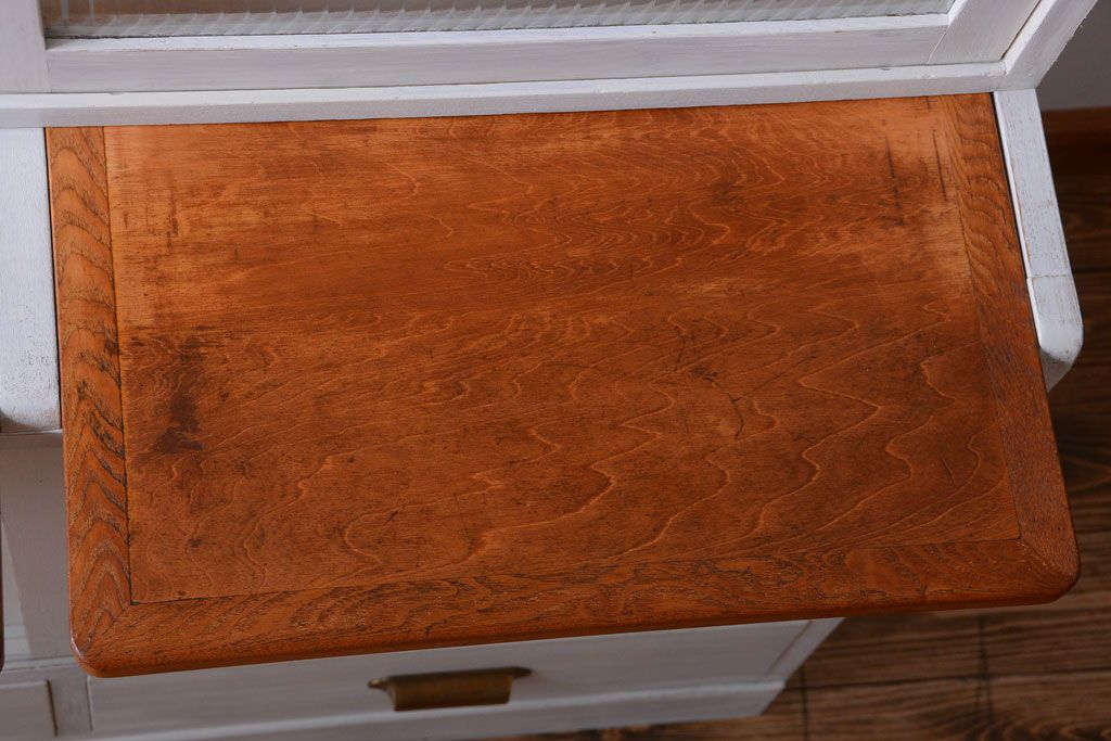 アンティーク家具　アンティークペイント　モールガラス入りのシンプルなカップボード