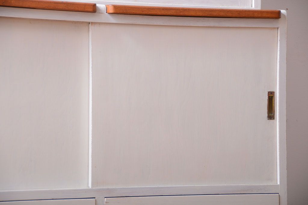 アンティーク家具　アンティークペイント　モールガラス入りのシンプルなカップボード