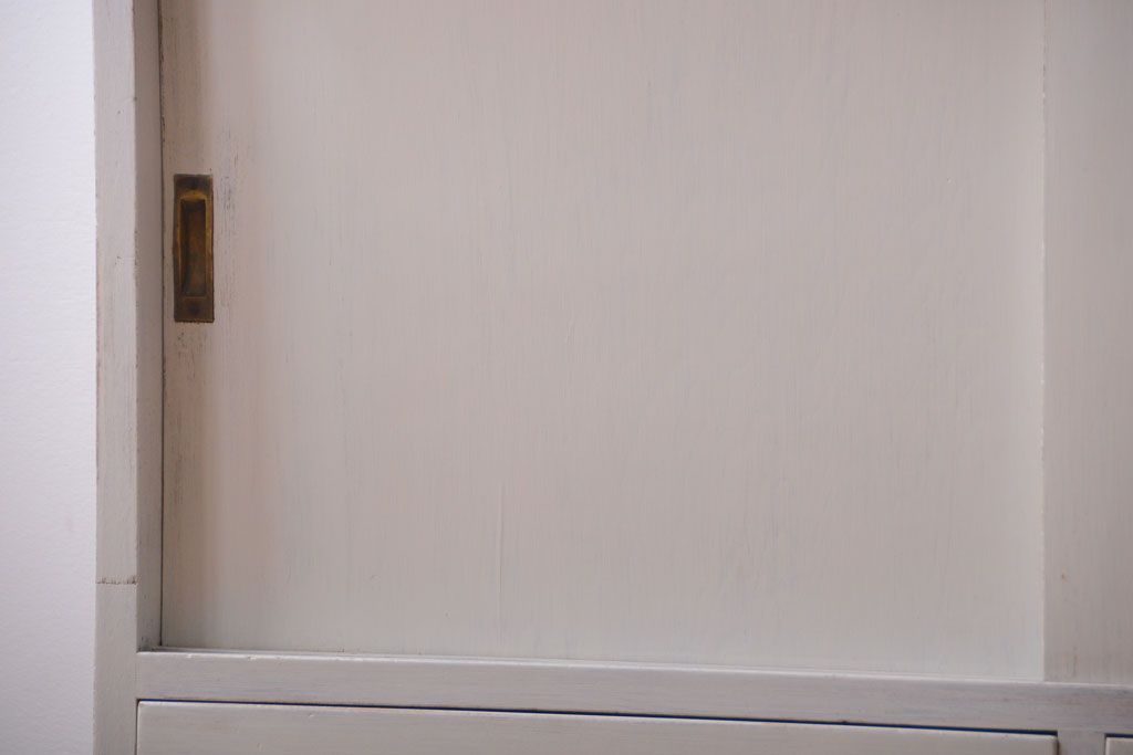 アンティーク家具　アンティークペイント　モールガラス入りのシンプルなカップボード