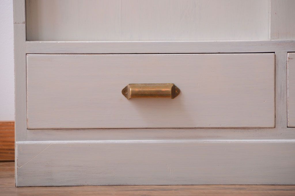 アンティーク家具　アンティークペイント　モールガラス入りのシンプルなカップボード