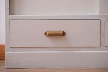 アンティーク家具　アンティークペイント　モールガラス入りのシンプルなカップボード