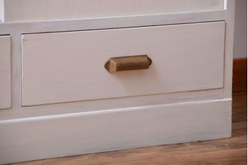 アンティーク家具　アンティークペイント　モールガラス入りのシンプルなカップボード