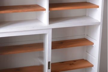 アンティーク家具　アンティークペイント　モールガラス入りのシンプルなカップボード