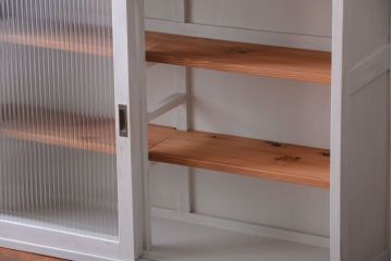 アンティーク家具　アンティークペイント　モールガラス入りのシンプルなカップボード