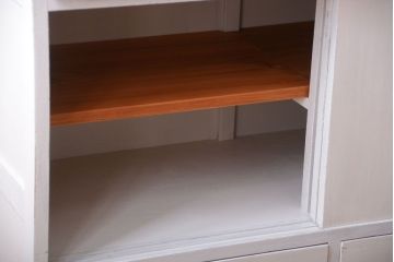 アンティーク家具　アンティークペイント　モールガラス入りのシンプルなカップボード