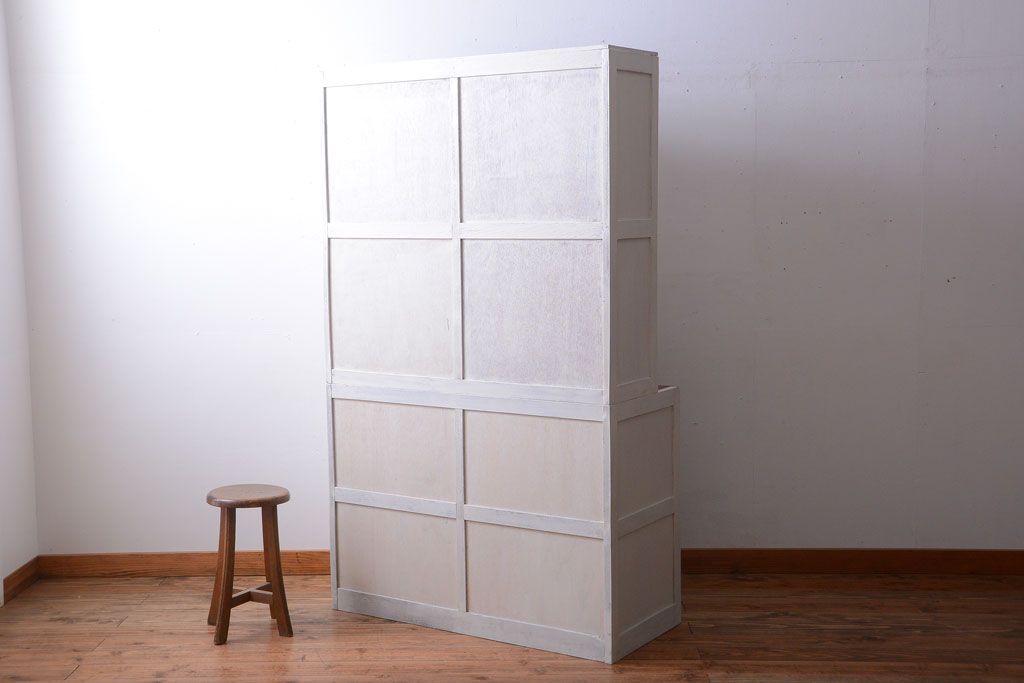 アンティーク家具　アンティークペイント　モールガラス入りのシンプルなカップボード