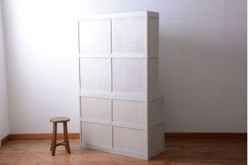 アンティーク家具　アンティークペイント　モールガラス入りのシンプルなカップボード