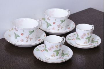 アンティーク雑貨　Wedgwood(ウエッジウッド)・ワイルドストロベリー　カップ&ソーサー2客2種セット