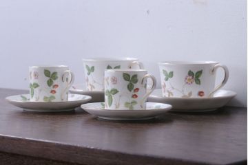アンティーク雑貨　Wedgwood(ウエッジウッド)・ワイルドストロベリー　カップ&ソーサー2客2種セット
