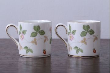 アンティーク雑貨　Wedgwood(ウエッジウッド)・ワイルドストロベリー　カップ&ソーサー2客2種セット