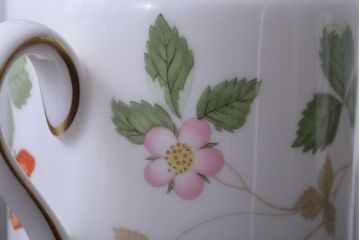 アンティーク雑貨　Wedgwood(ウエッジウッド)・ワイルドストロベリー　カップ&ソーサー2客2種セット