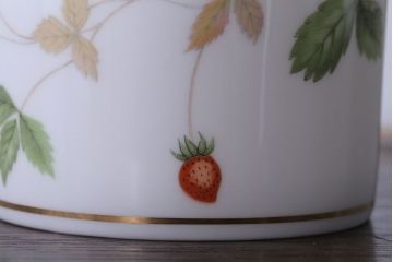 アンティーク雑貨　Wedgwood(ウエッジウッド)・ワイルドストロベリー　カップ&ソーサー2客2種セット