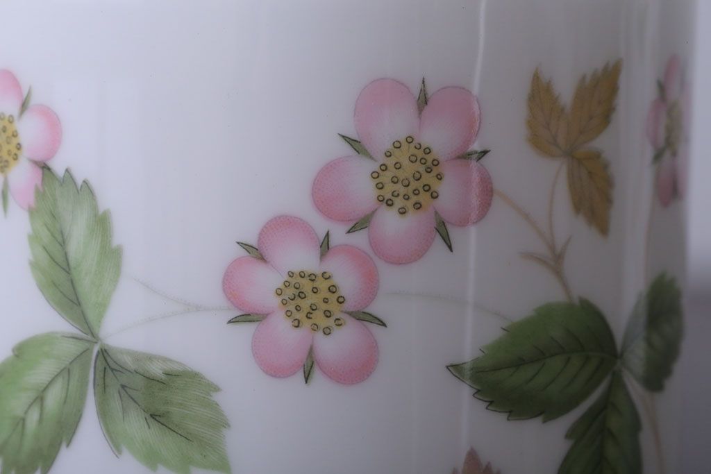 アンティーク雑貨　Wedgwood(ウエッジウッド)・ワイルドストロベリー　カップ&ソーサー2客2種セット