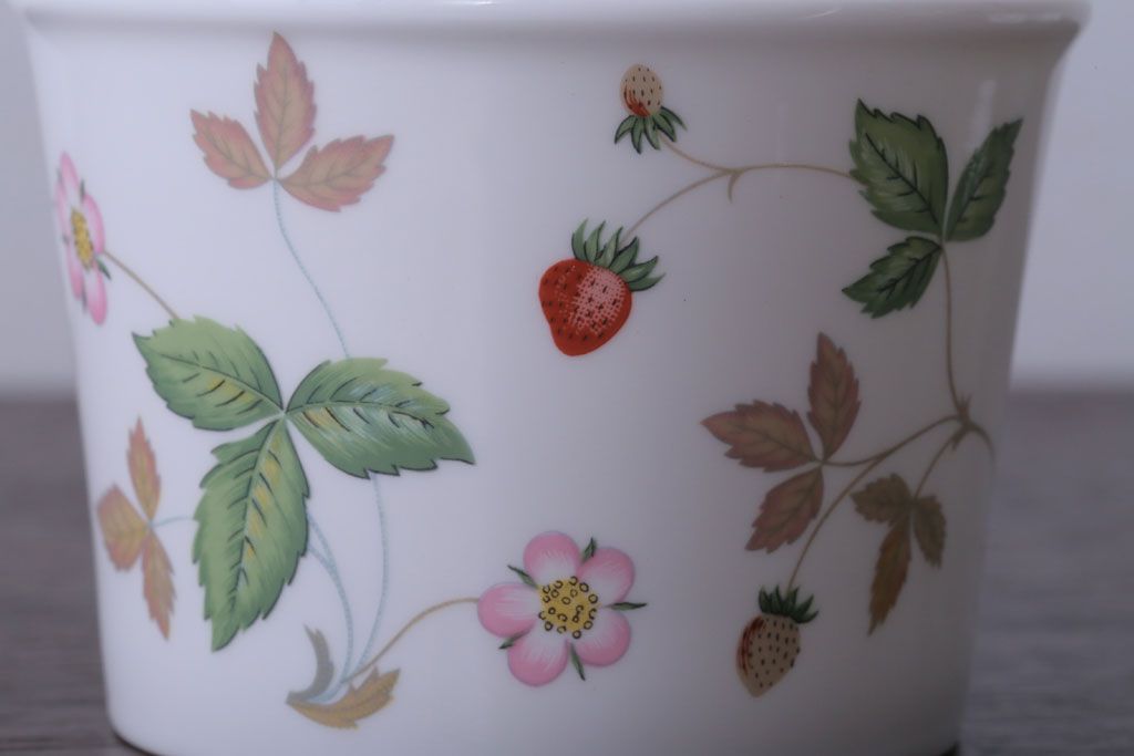 アンティーク雑貨　Wedgwood(ウエッジウッド)・ワイルドストロベリー　カップ&ソーサー2客2種セット