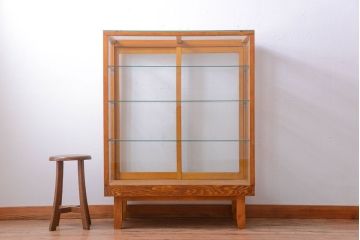 レトロ家具　昭和レトロ　古いナラ材の縦型アンティークガラスケース