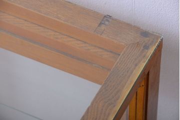 レトロ家具　昭和レトロ　古いナラ材の縦型アンティークガラスケース