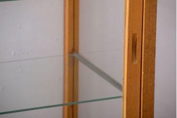 レトロ家具　昭和レトロ　古いナラ材の縦型アンティークガラスケース