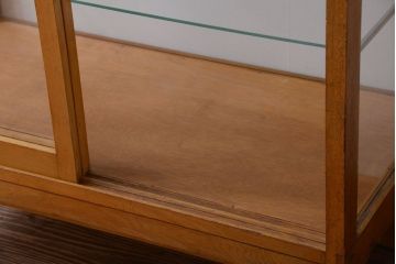 レトロ家具　昭和レトロ　古いナラ材の縦型アンティークガラスケース