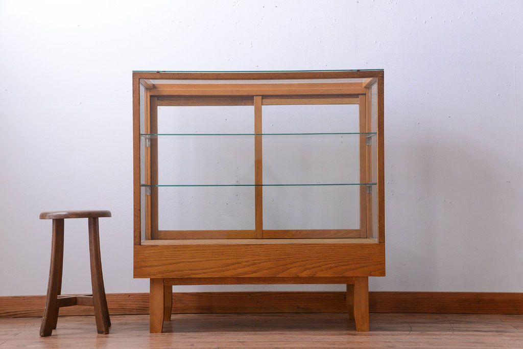 レトロ家具　昭和レトロ　古いナラ材の脚付きガラスケース