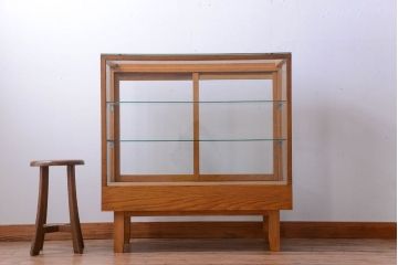 レトロ家具　昭和レトロ　古いナラ材の脚付きガラスケース