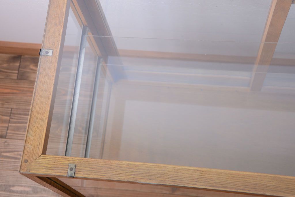 レトロ家具　昭和レトロ　古いナラ材の脚付きガラスケース