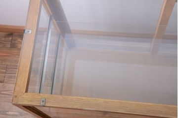 レトロ家具　昭和レトロ　古いナラ材の脚付きガラスケース