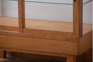 レトロ家具　昭和レトロ　古いナラ材の脚付きガラスケース