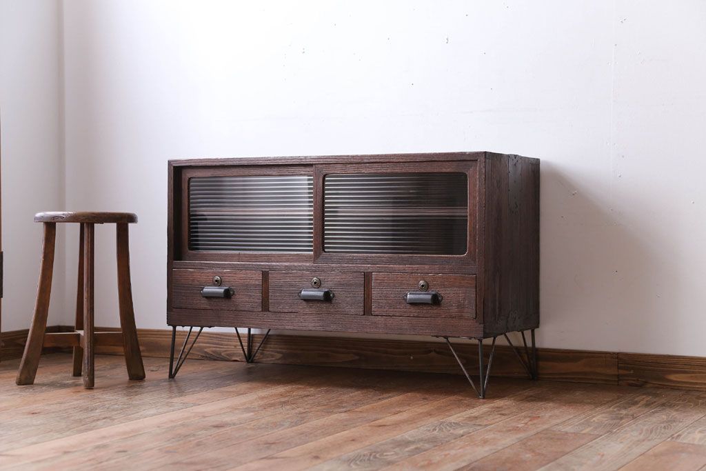 アンティーク家具　和製アンティーク　古い木の質感が味わい深い鉄脚付きローボード