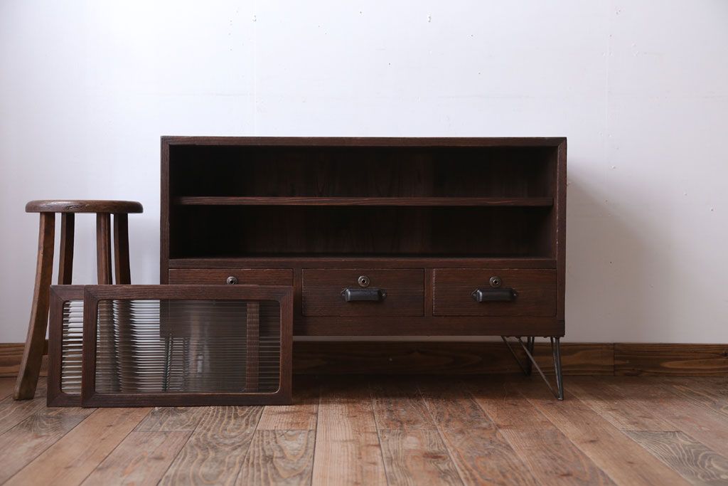 アンティーク家具　和製アンティーク　古い木の質感が味わい深い鉄脚付きローボード