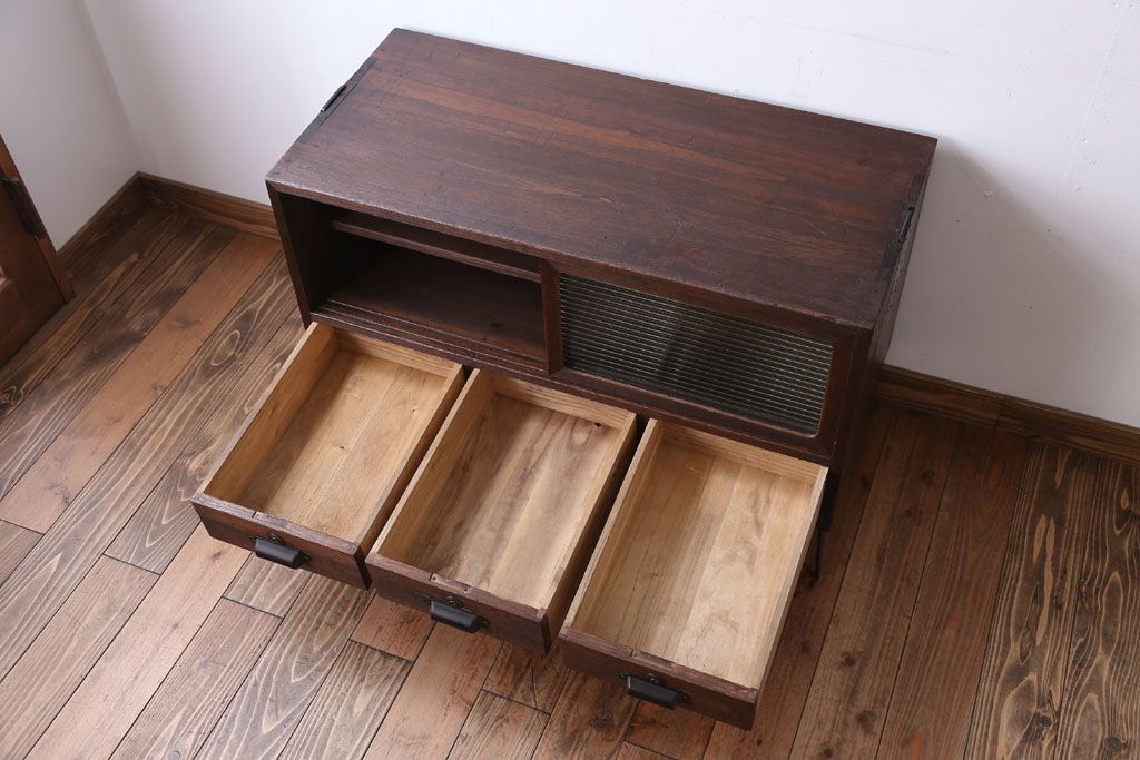 アンティーク家具　和製アンティーク　古い木の質感が味わい深い鉄脚付きローボード