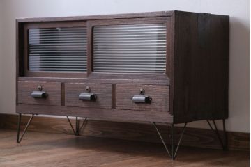 アンティーク家具　和製アンティーク　古い木の質感が味わい深い鉄脚付きローボード