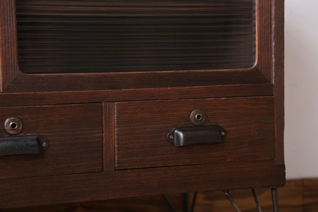 アンティーク家具　和製アンティーク　古い木の質感が味わい深い鉄脚付きローボード