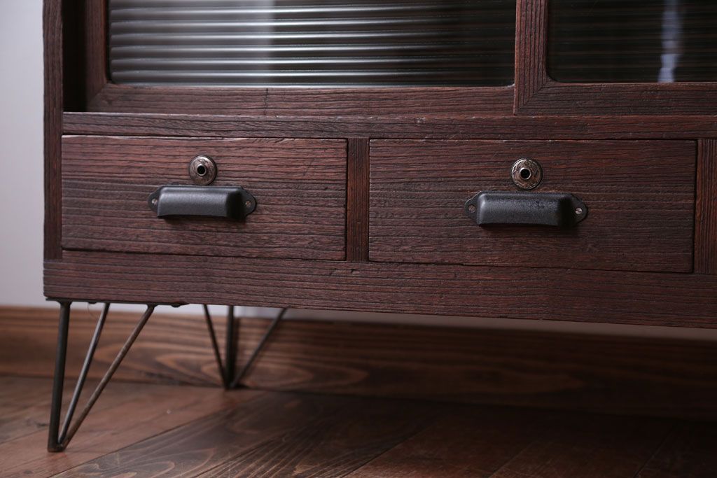 アンティーク家具　和製アンティーク　古い木の質感が味わい深い鉄脚付きローボード