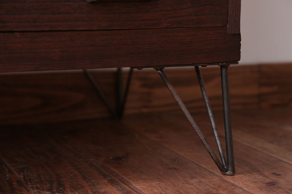 アンティーク家具　和製アンティーク　古い木の質感が味わい深い鉄脚付きローボード