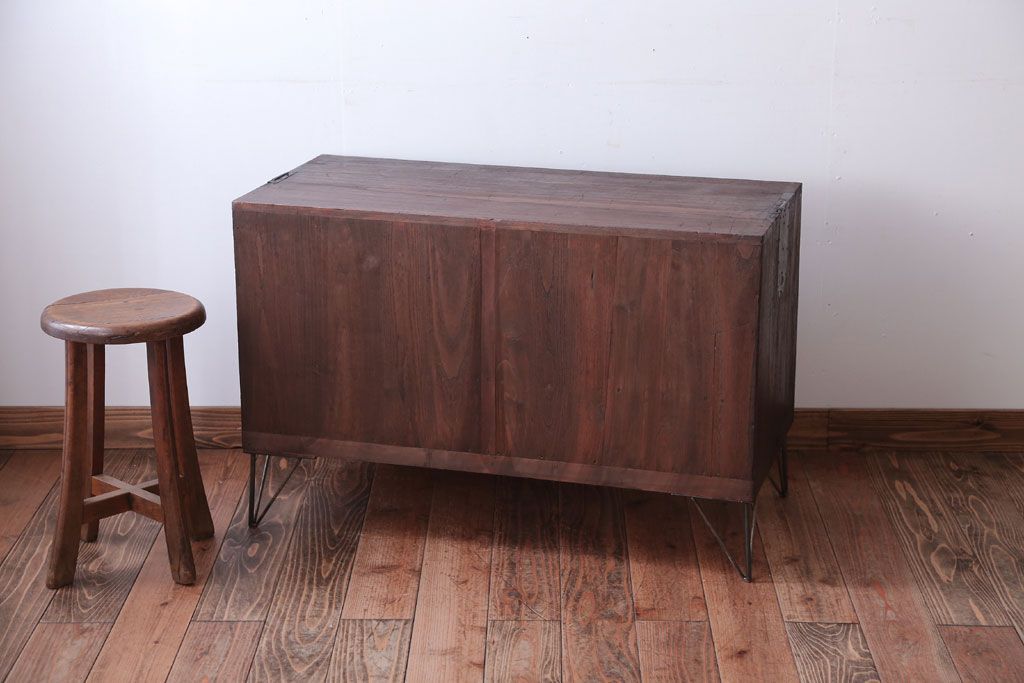 アンティーク家具　和製アンティーク　古い木の質感が味わい深い鉄脚付きローボード