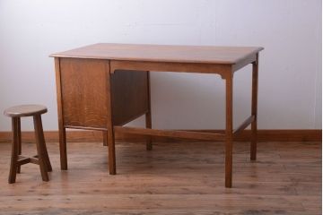 アンティーク家具　イギリスアンティーク　上品なナラ材の片袖机(デスク)