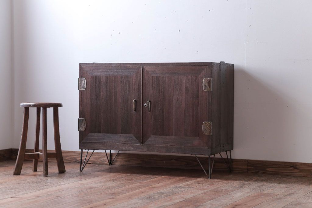 アンティーク家具　和製アンティーク　古い木製の鉄脚ローボード