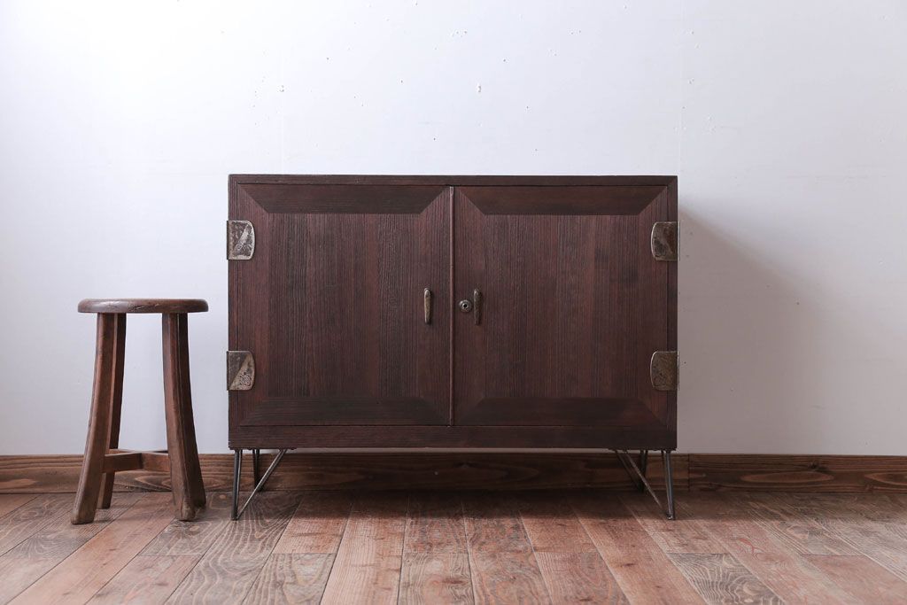 アンティーク家具　和製アンティーク　古い木製の鉄脚ローボード