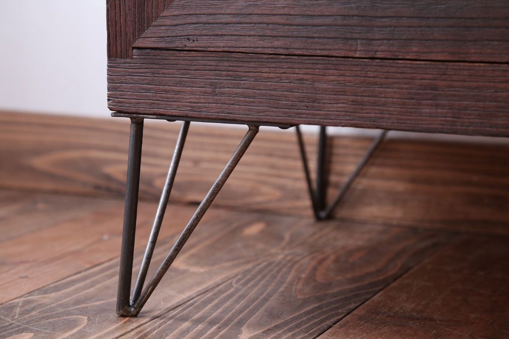 アンティーク家具　和製アンティーク　古い木製の鉄脚ローボード
