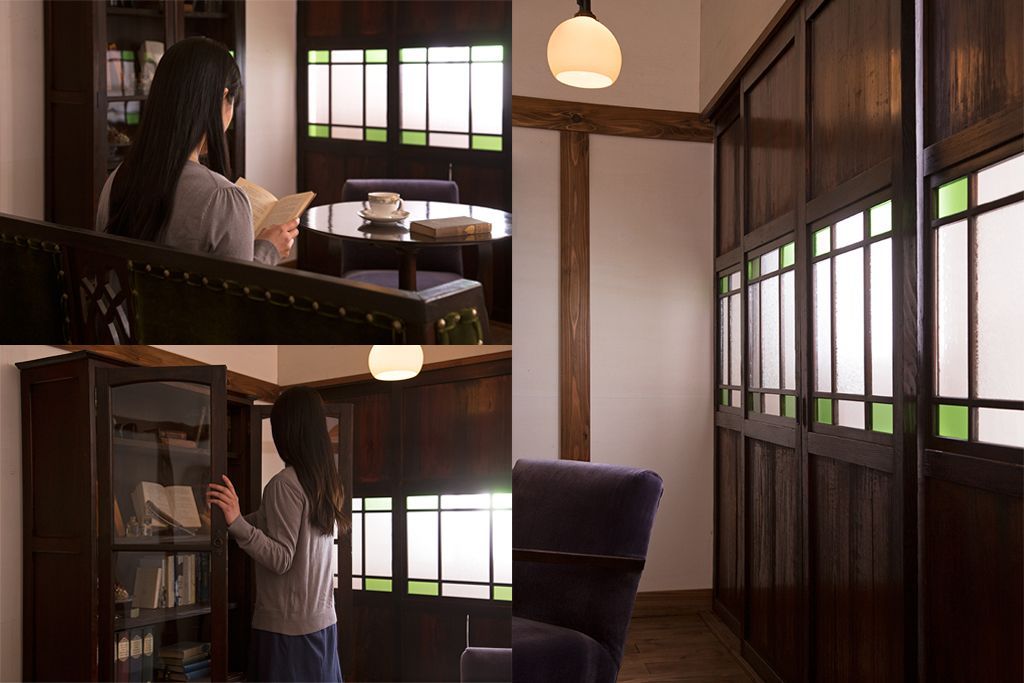 古民具・骨董　古い木が味わい深いガラス帯戸